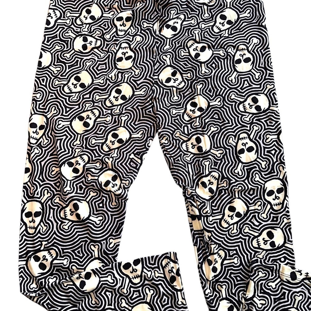 Lularoe TC2 black & white skull leggings New! Cream, white, black Great pattern!